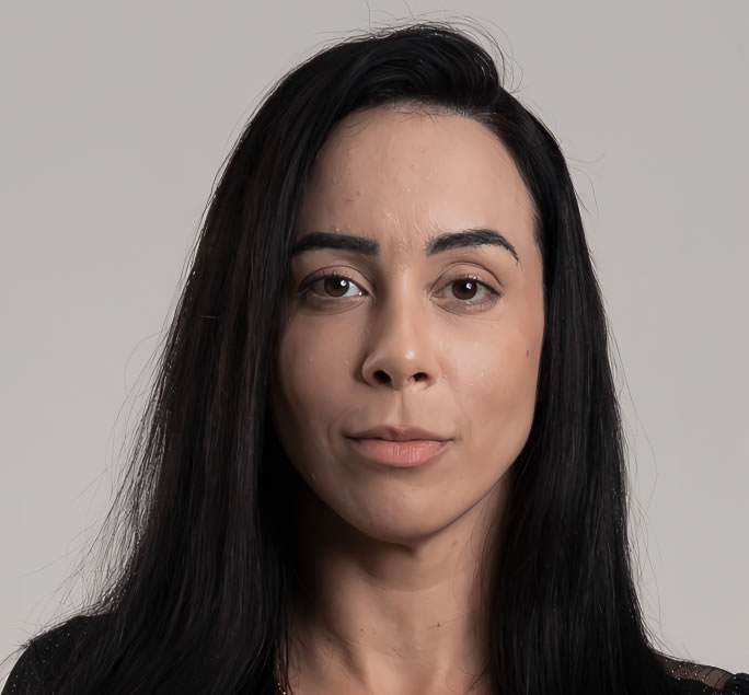 Especialista em Lentes de Contato Dentais - Luana Serralva